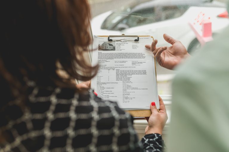 Agent immobilier examinant documents propriété avec client