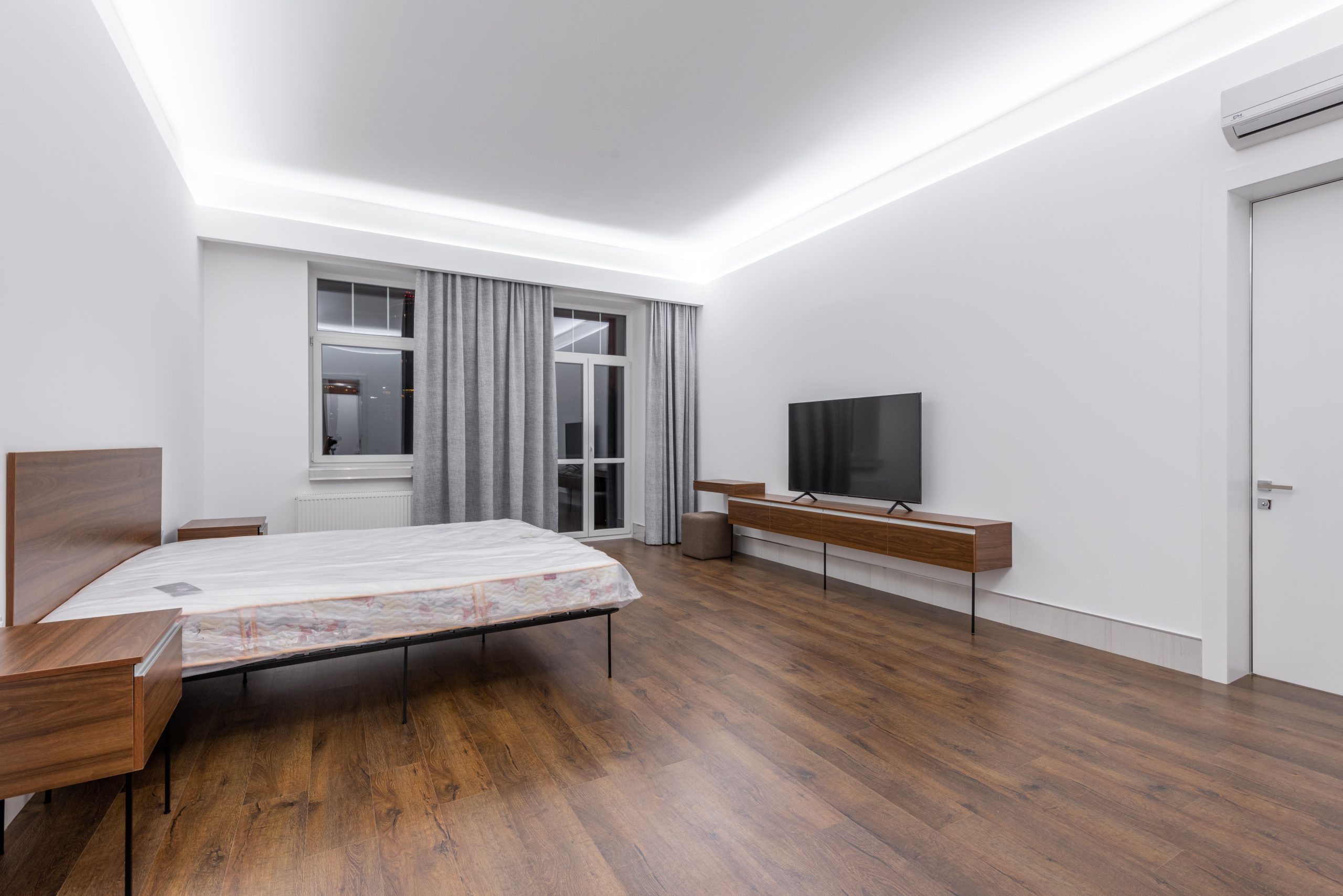 Chambre spacieuse minimaliste avec mobilier épuré