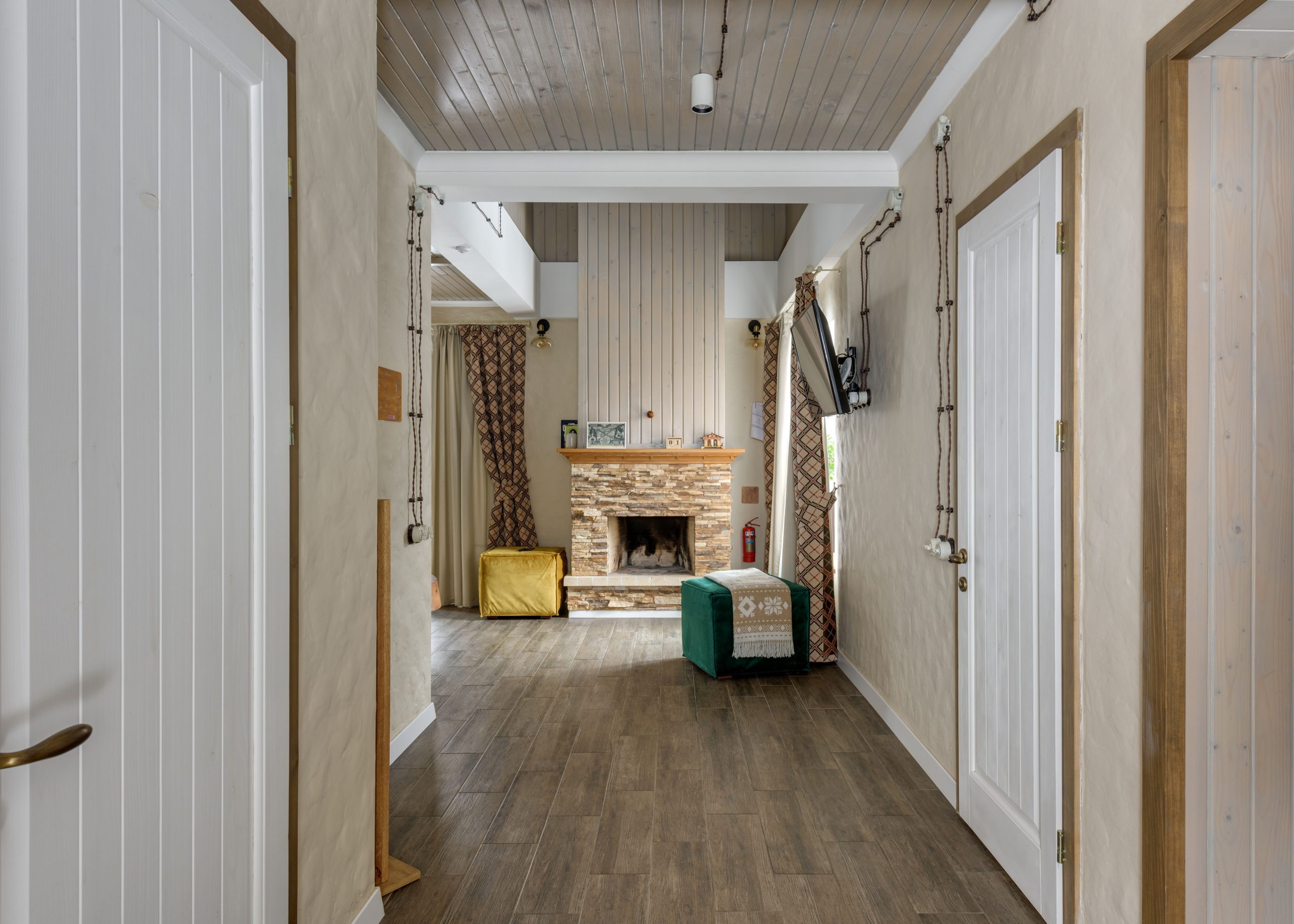 Intérieur chalet cosy avec poêle bois et design naturel