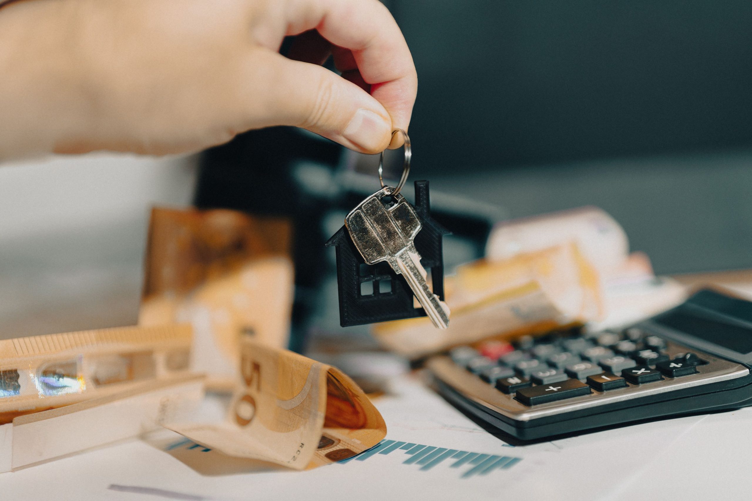 Main tenant clés sur euros et calculatrice