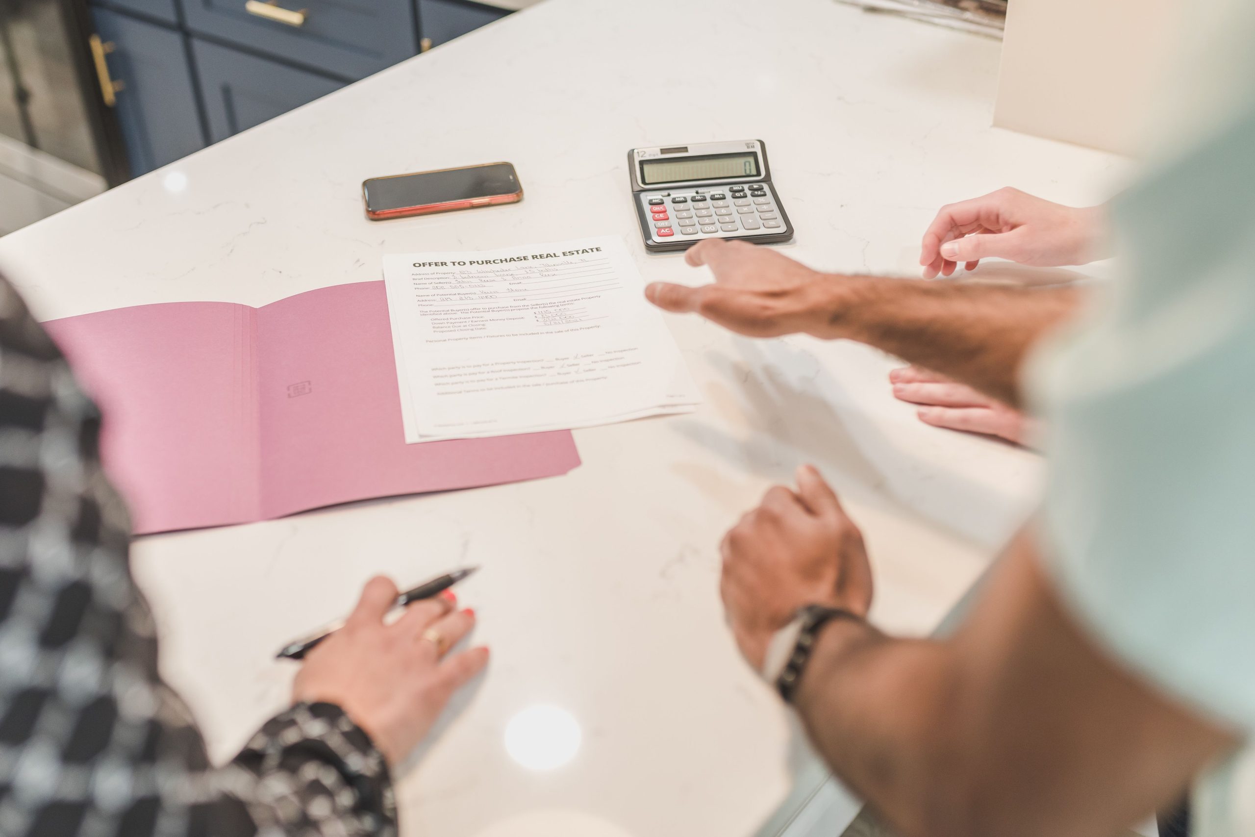 Mains étudiant documents immobiliers sur bureau moderne