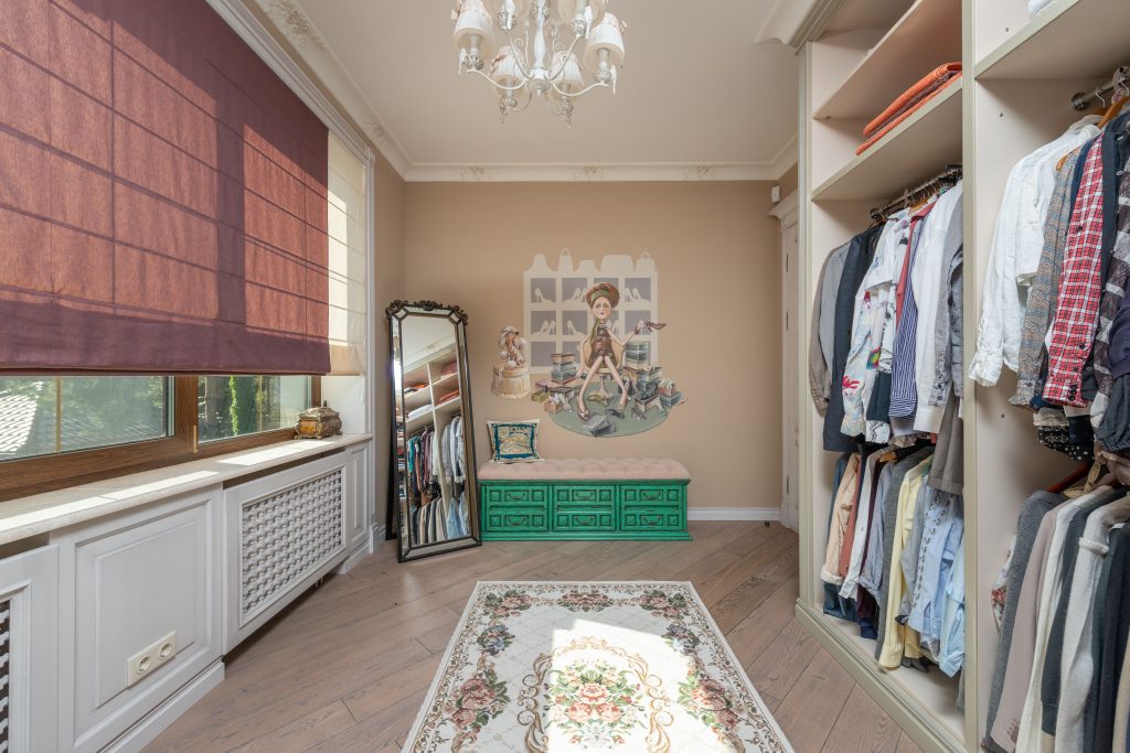 Dressing élégant avec vêtements et miroir