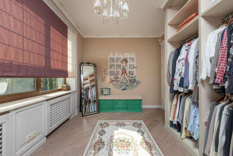 Dressing élégant avec vêtements et miroir