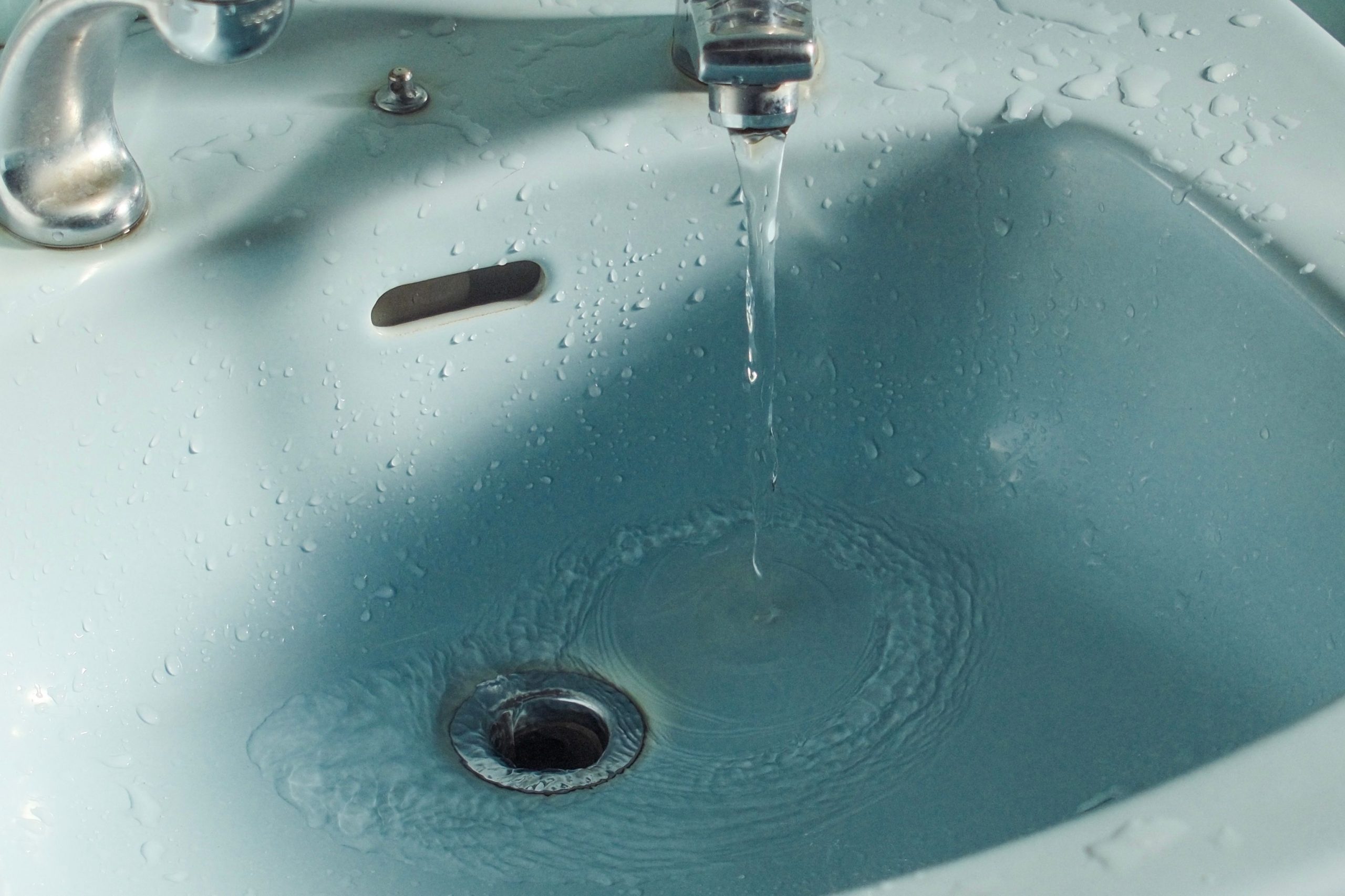 Eau coulant robinet dans lavabo salle bain