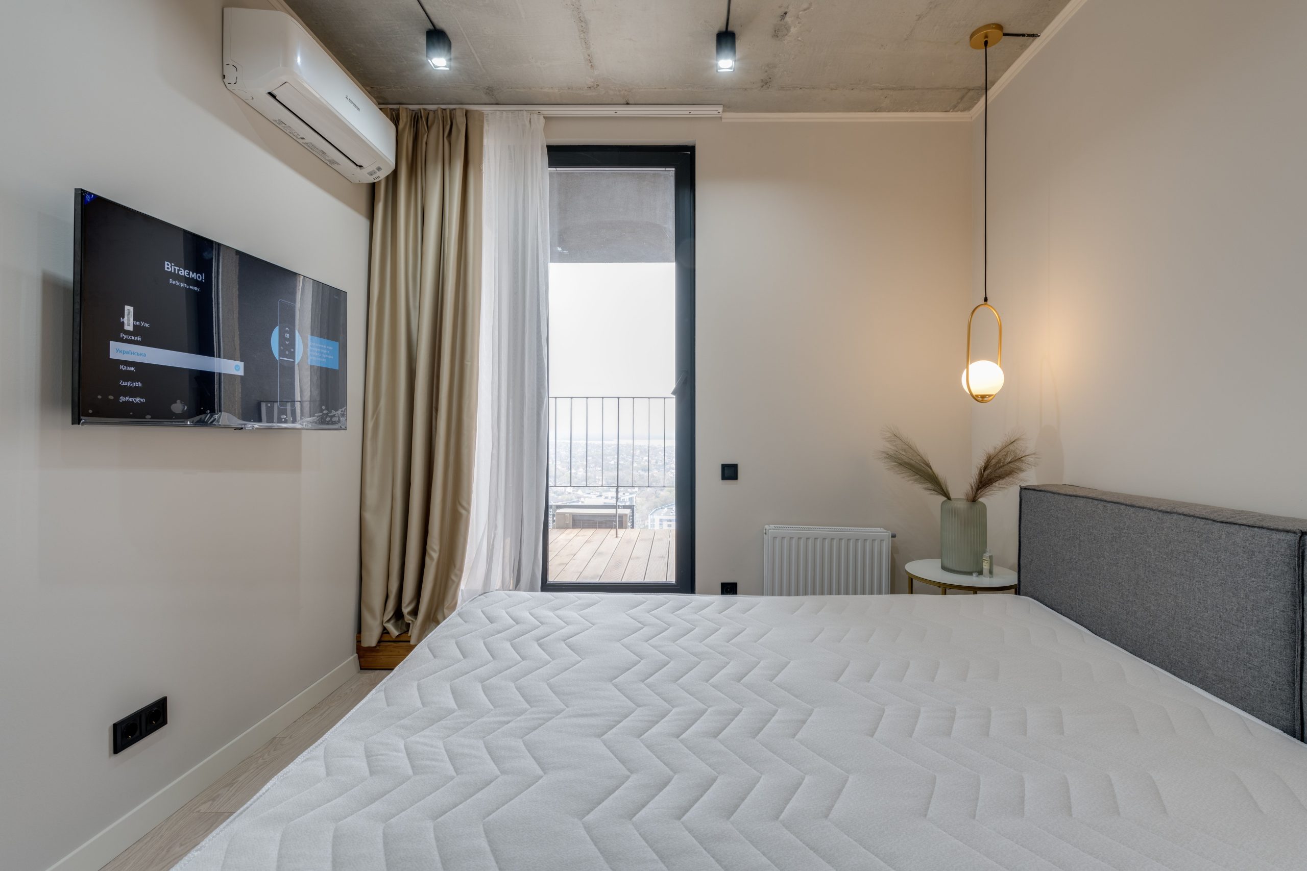 Chambre minimaliste avec balcon et télévision