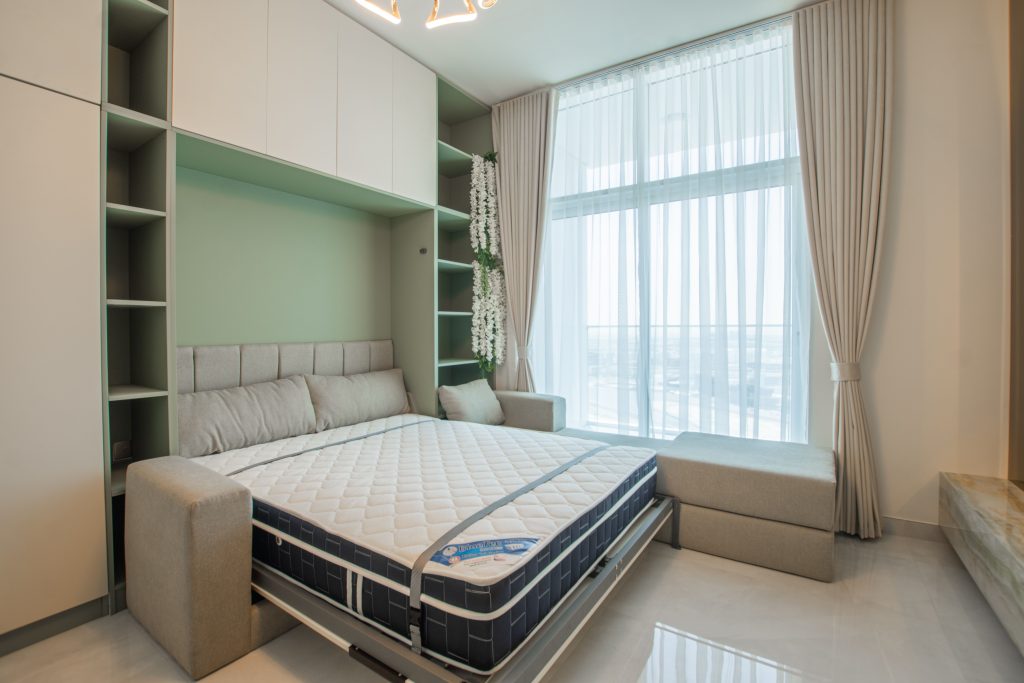 Chambre stylée avec lit escamotable Murphy