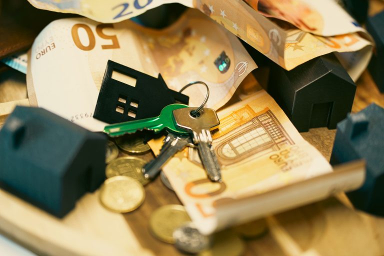 Euros, clés de maison et maquettes immobilières