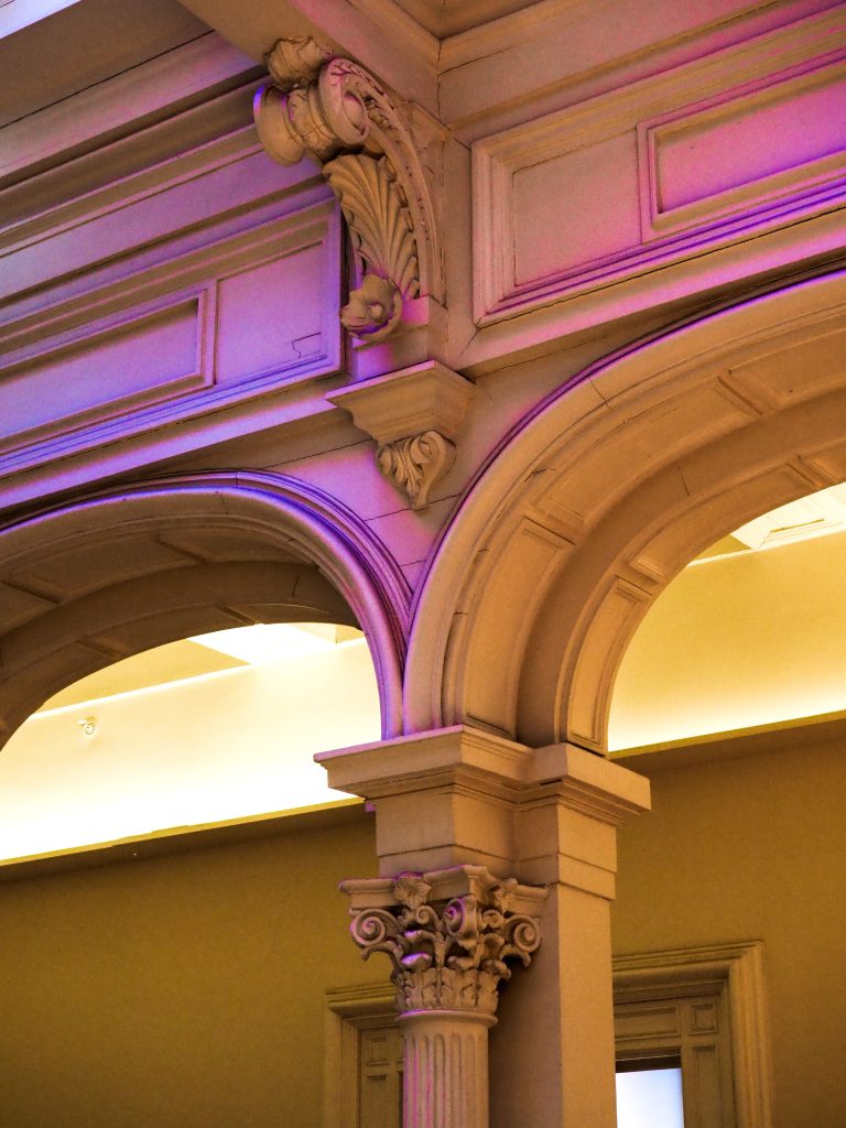Beautiful vintage architecture with elegant arches and columns, enhanced by ambient lighting. Une belle architecture vintage avec des arches élégantes et des colonnes, rehaussée par un éclairage ambiant.