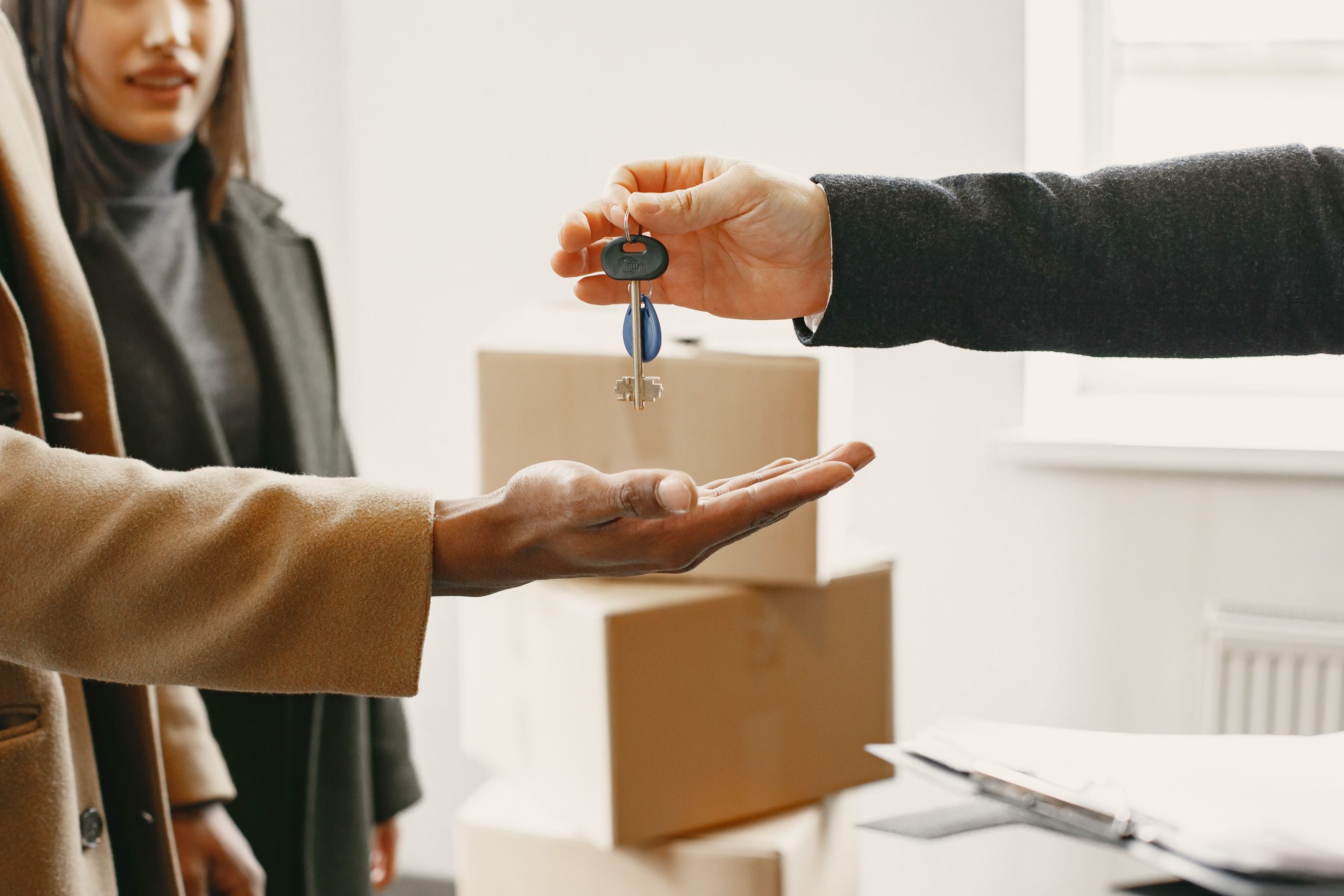 Nouveau locataire reçoit clés de son logement