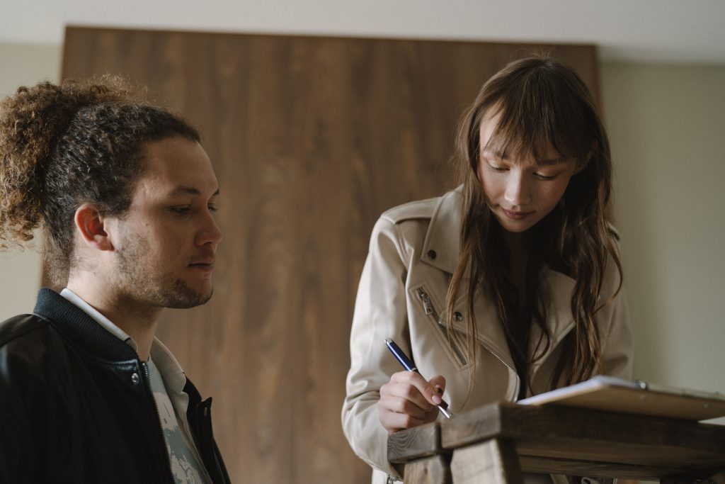 Jeune couple signant des documents immobiliers ensemble