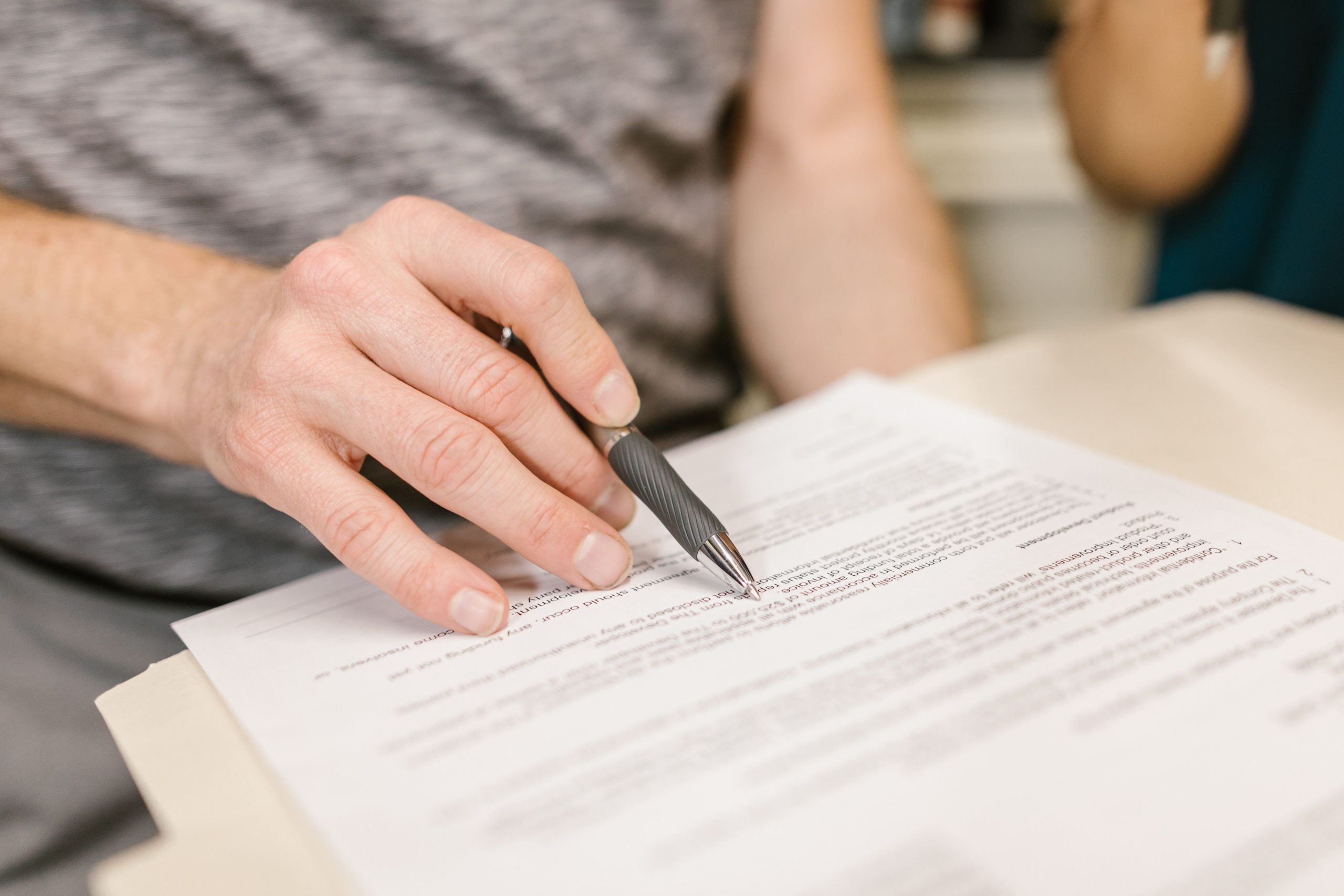 Main signant un document juridique important