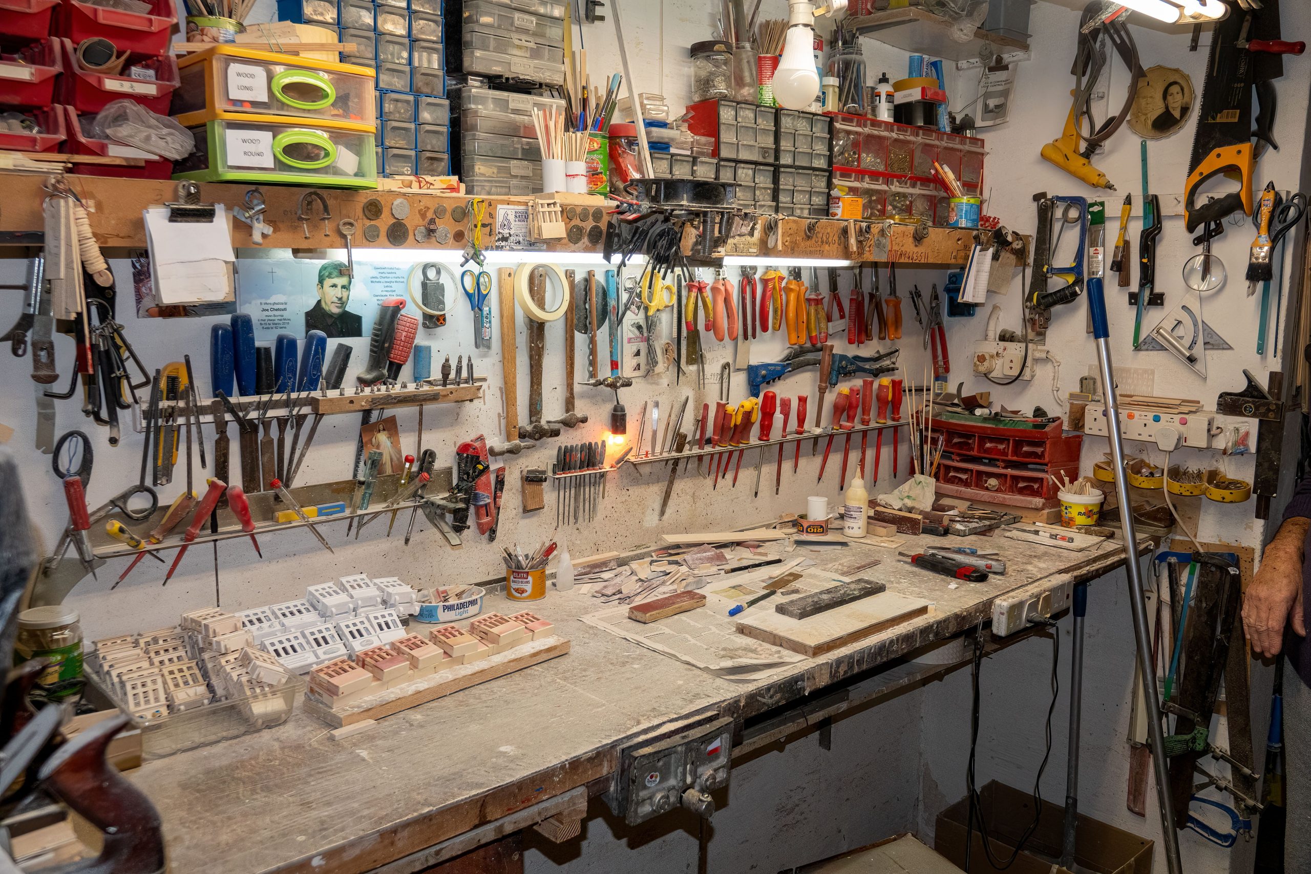 Atelier bien organisé avec outils variés