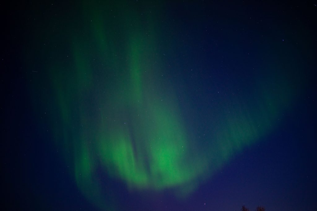 Aurore boréale illuminant le ciel nocturne en Norvège