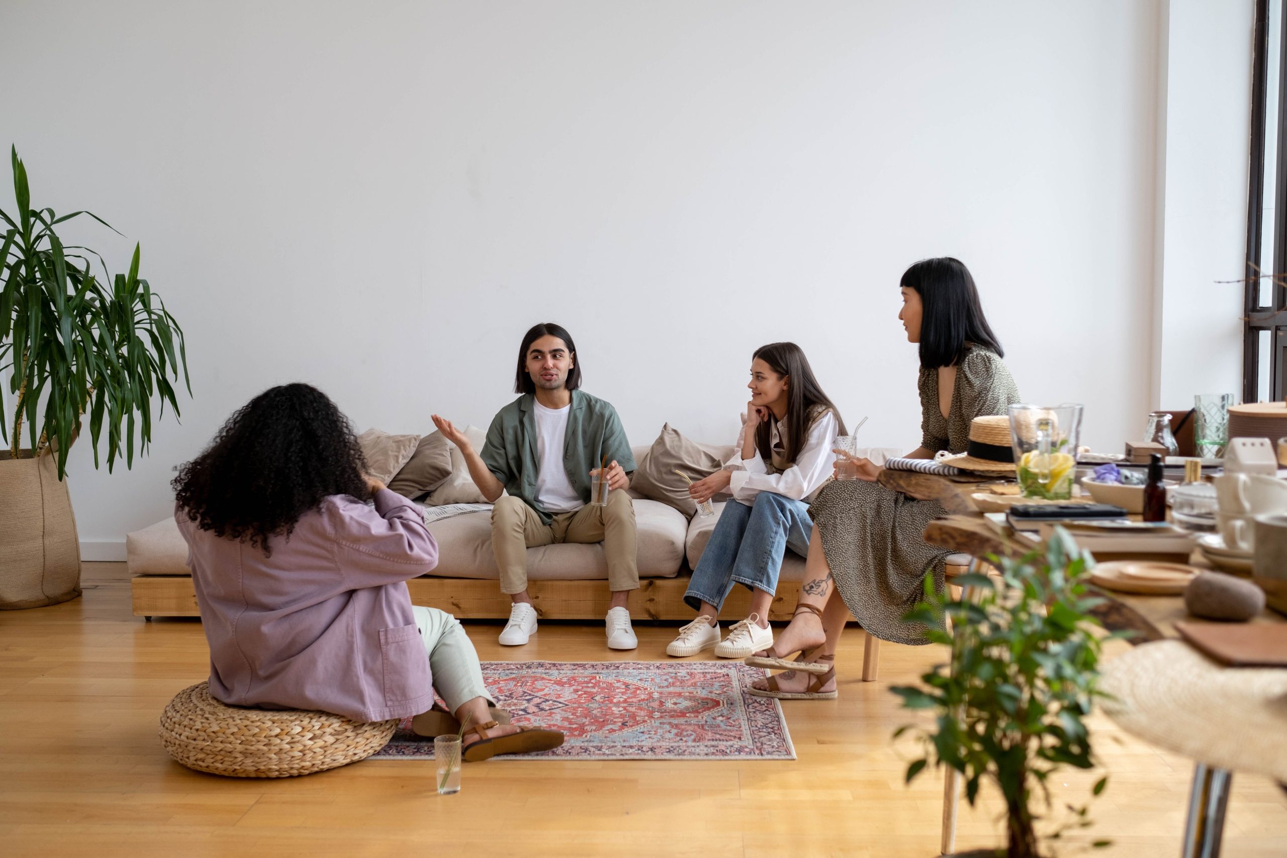 Groupe d'amis en conversation dans un salon moderne