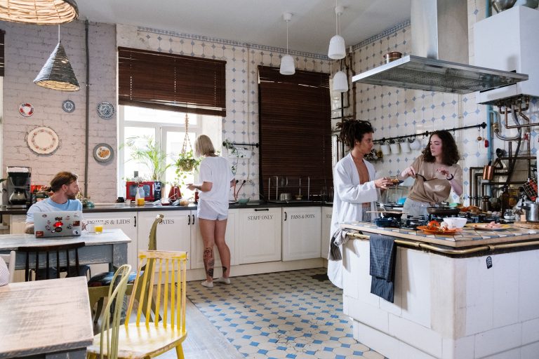 Amis cuisinant ensemble dans une cuisine élégante