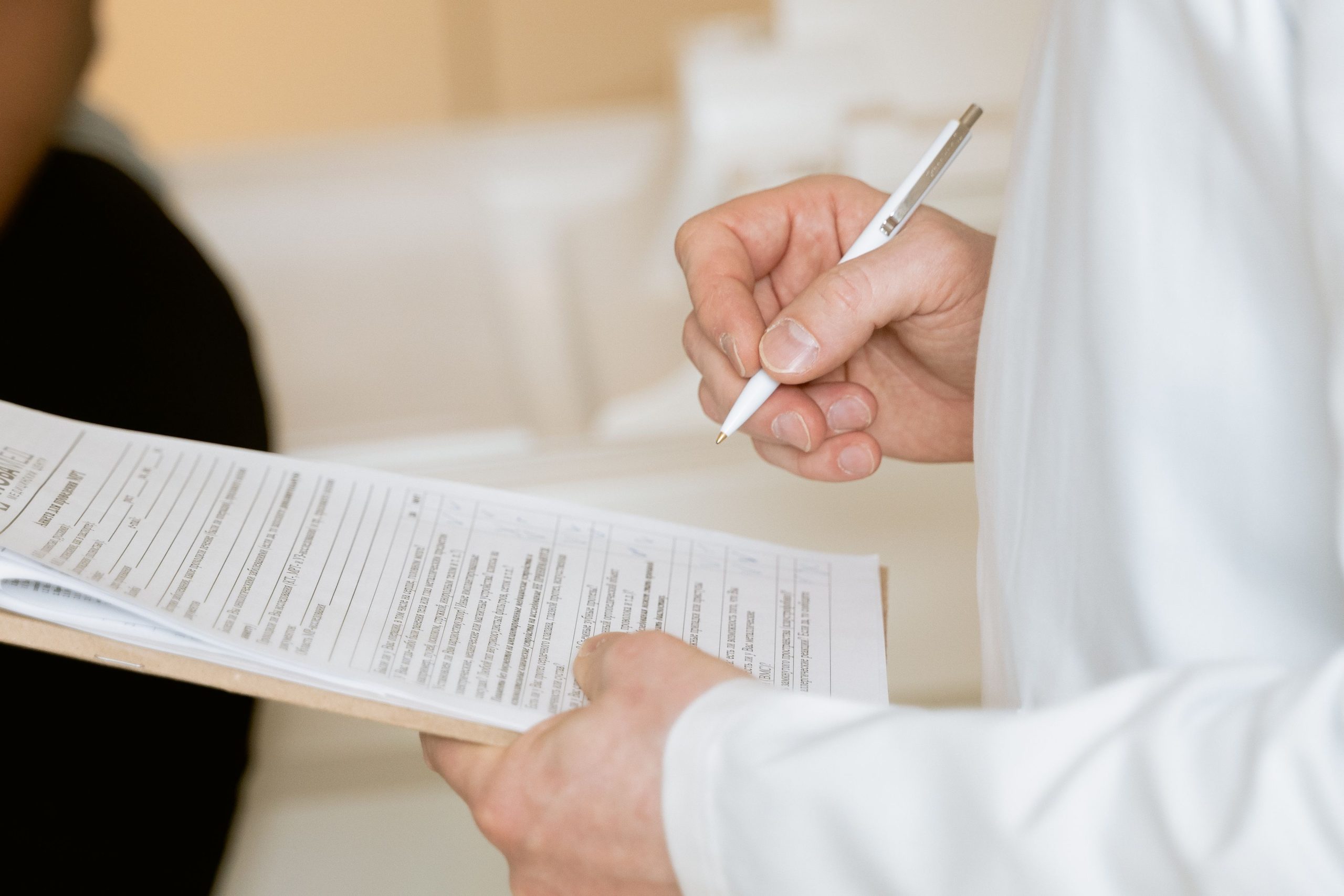 Professionnelle médicale consulte dossier patient sur presse-papiers