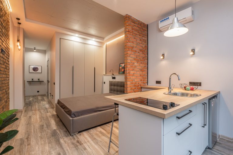 Petite cuisine moderne et chambre séparée par cloison