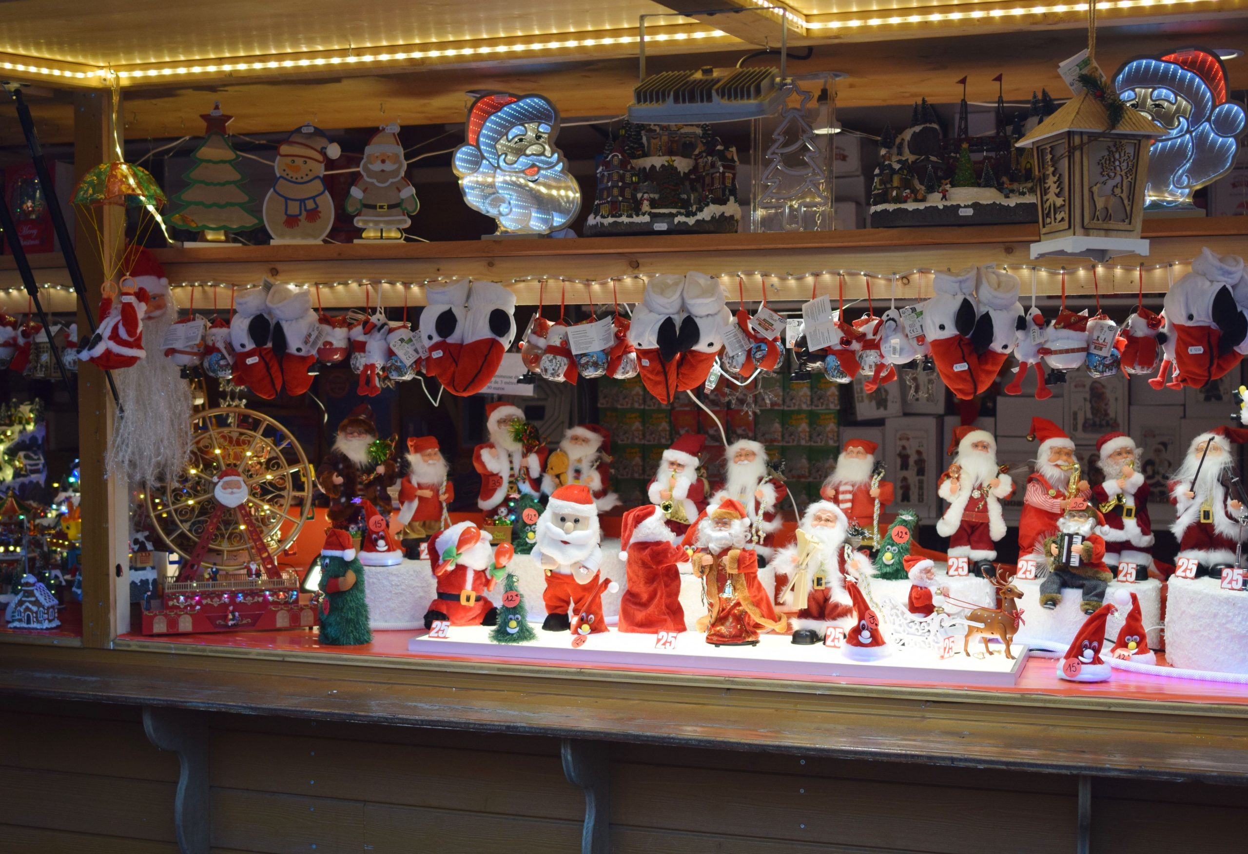 Étal marché Noël Strasbourg décorations Santa