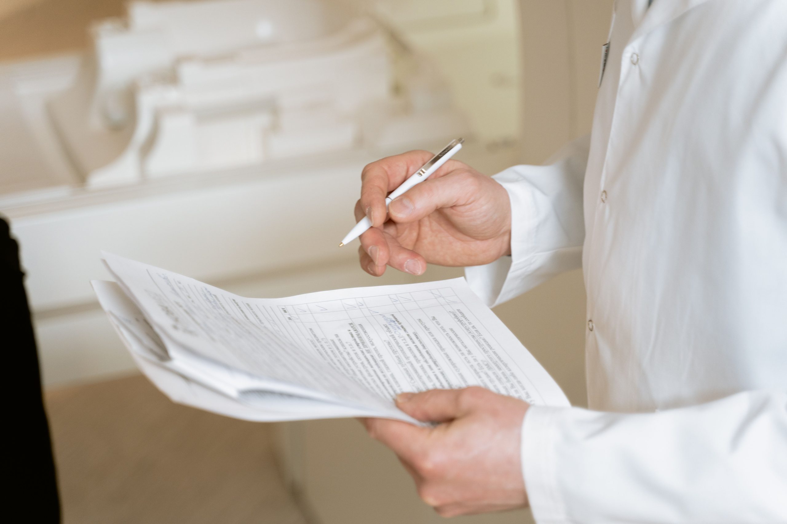 Médecin examine attentivement documents médicaux du patient