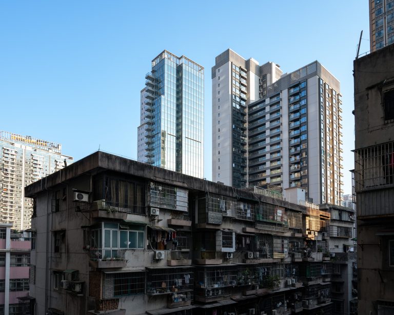 Contraste entre bâtiments anciens et modernes à Guangzhou