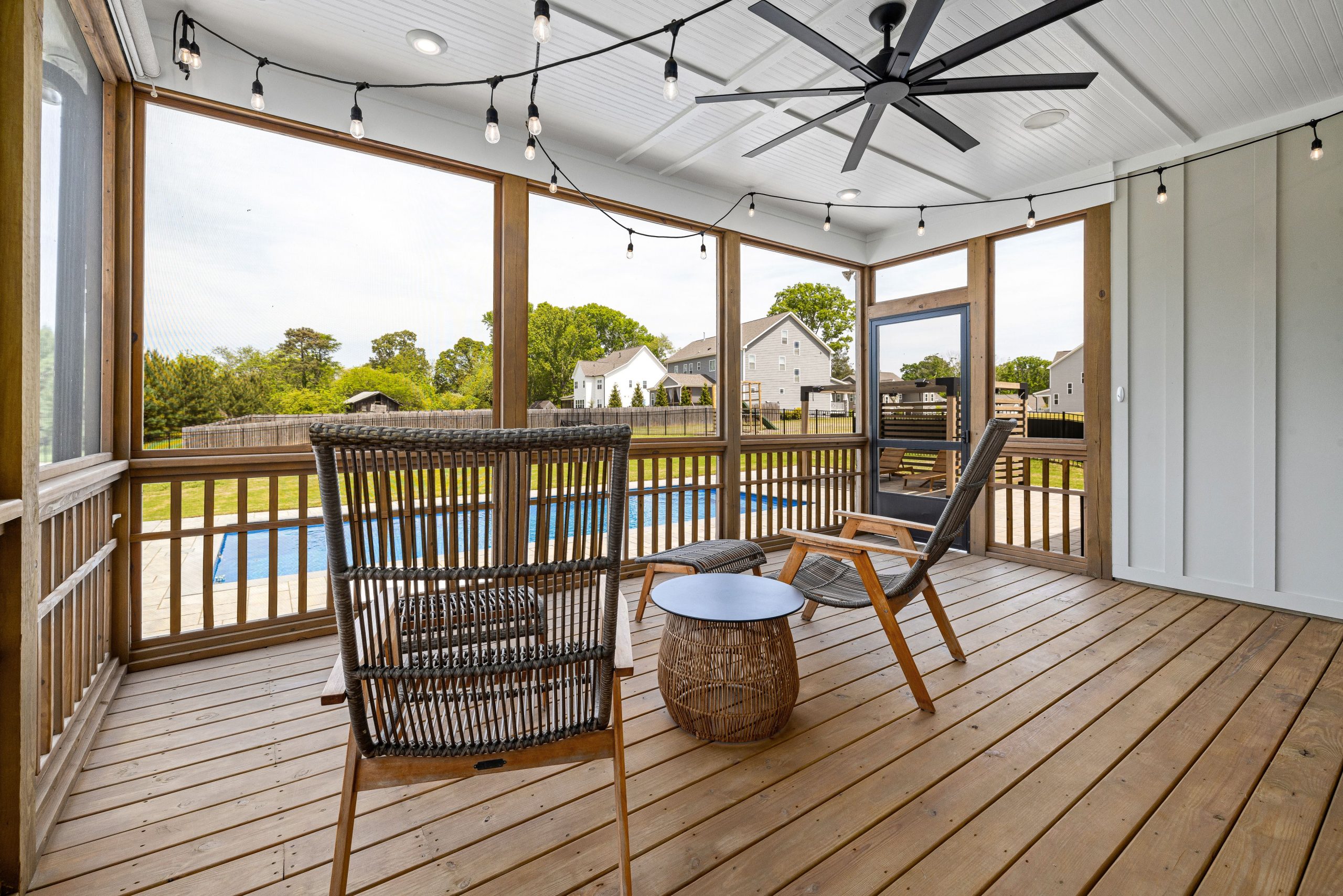 Terrasse aménagée donnant sur piscine