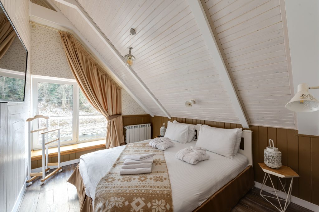 Chambre mansardée rustique lit double élégant