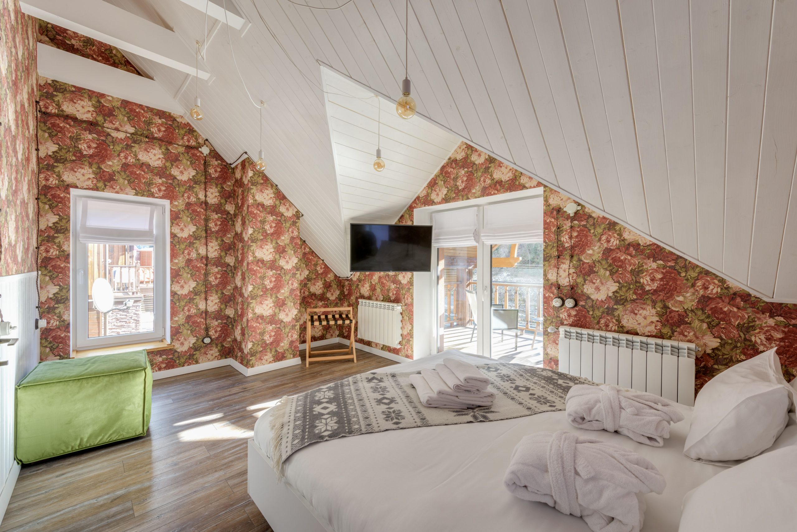 Chambre sous pente spacieuse papier peint floral