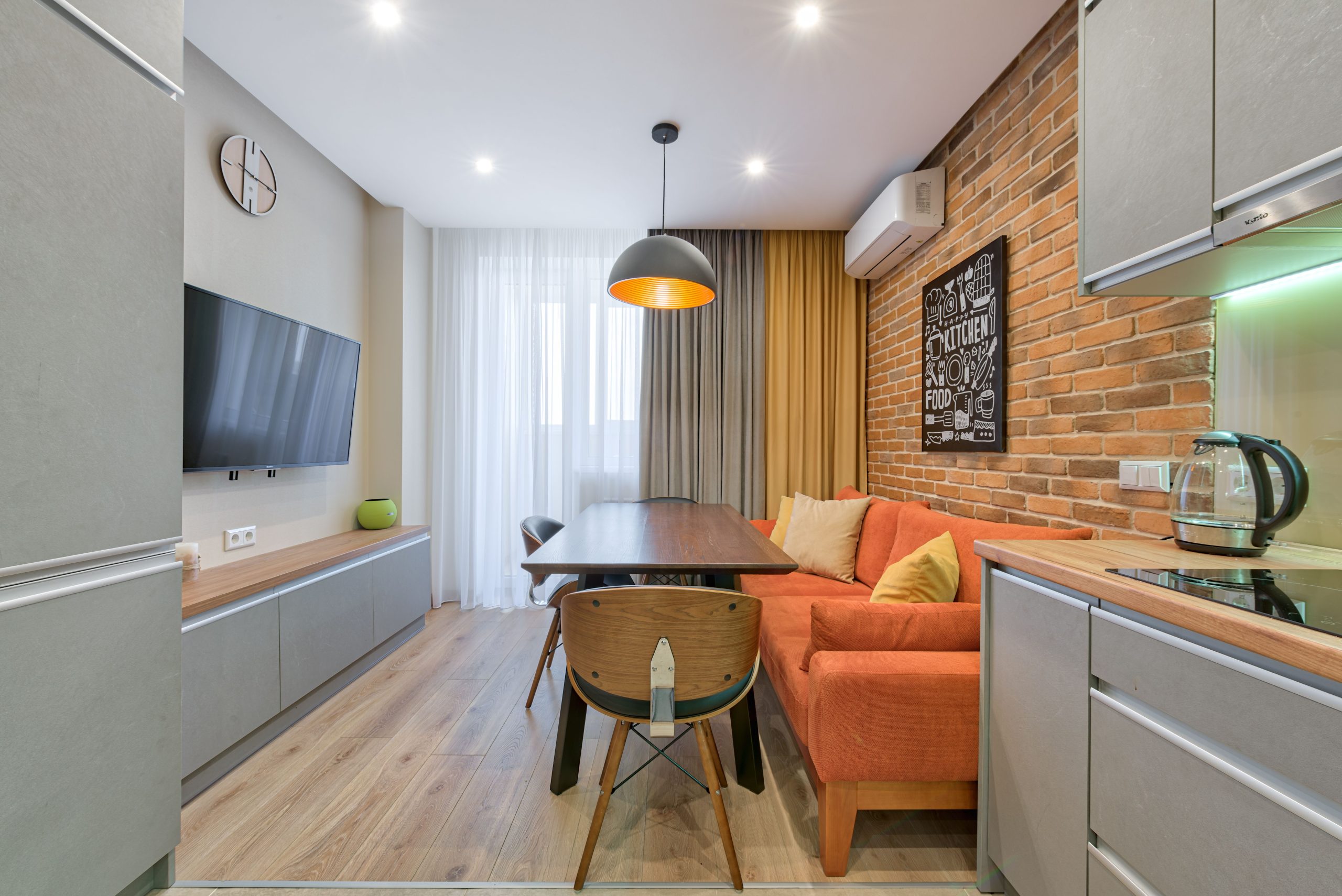 Intérieur moderne avec canapé orange et mobilier bois