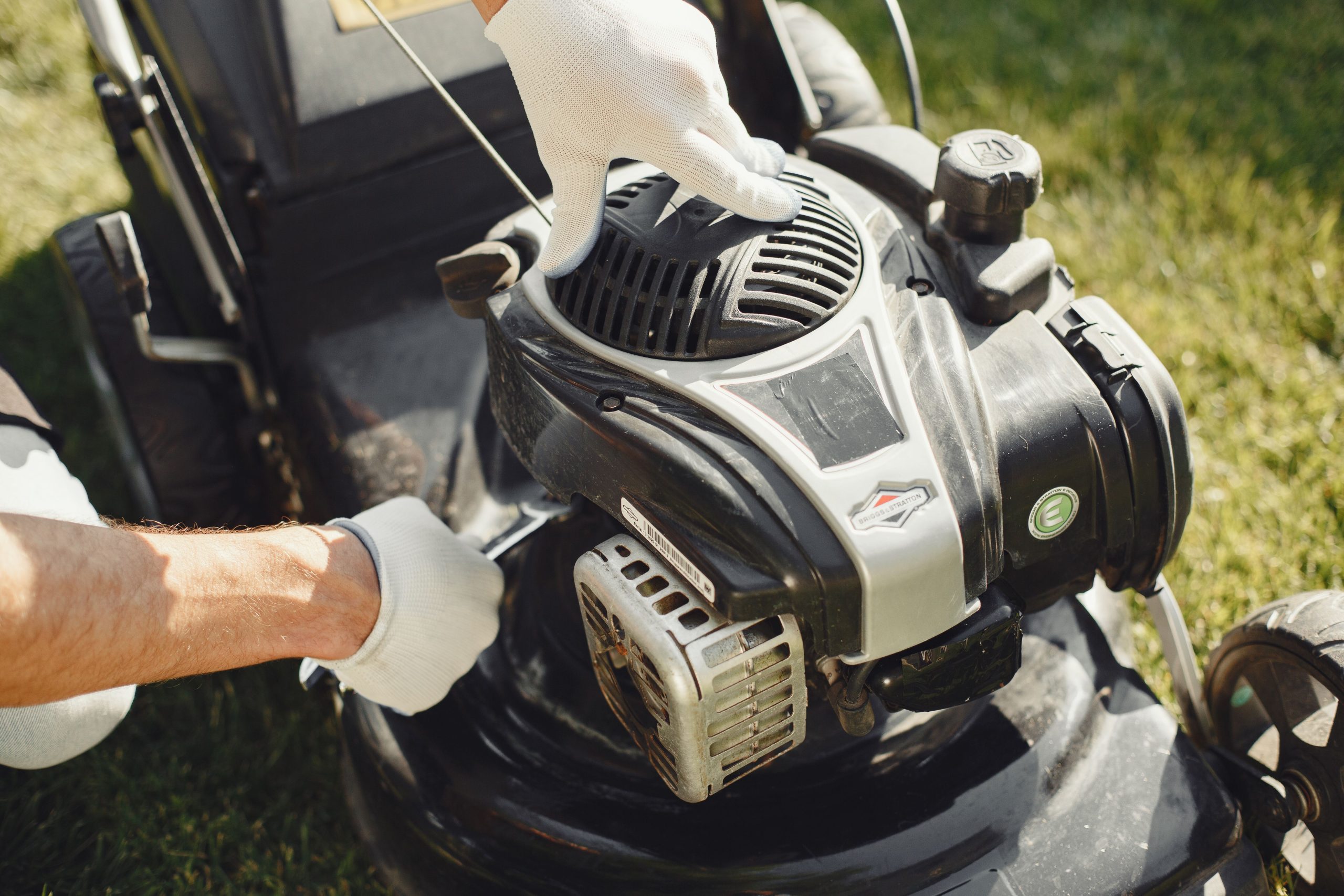 Mains réglant tondeuse gazon jardinage