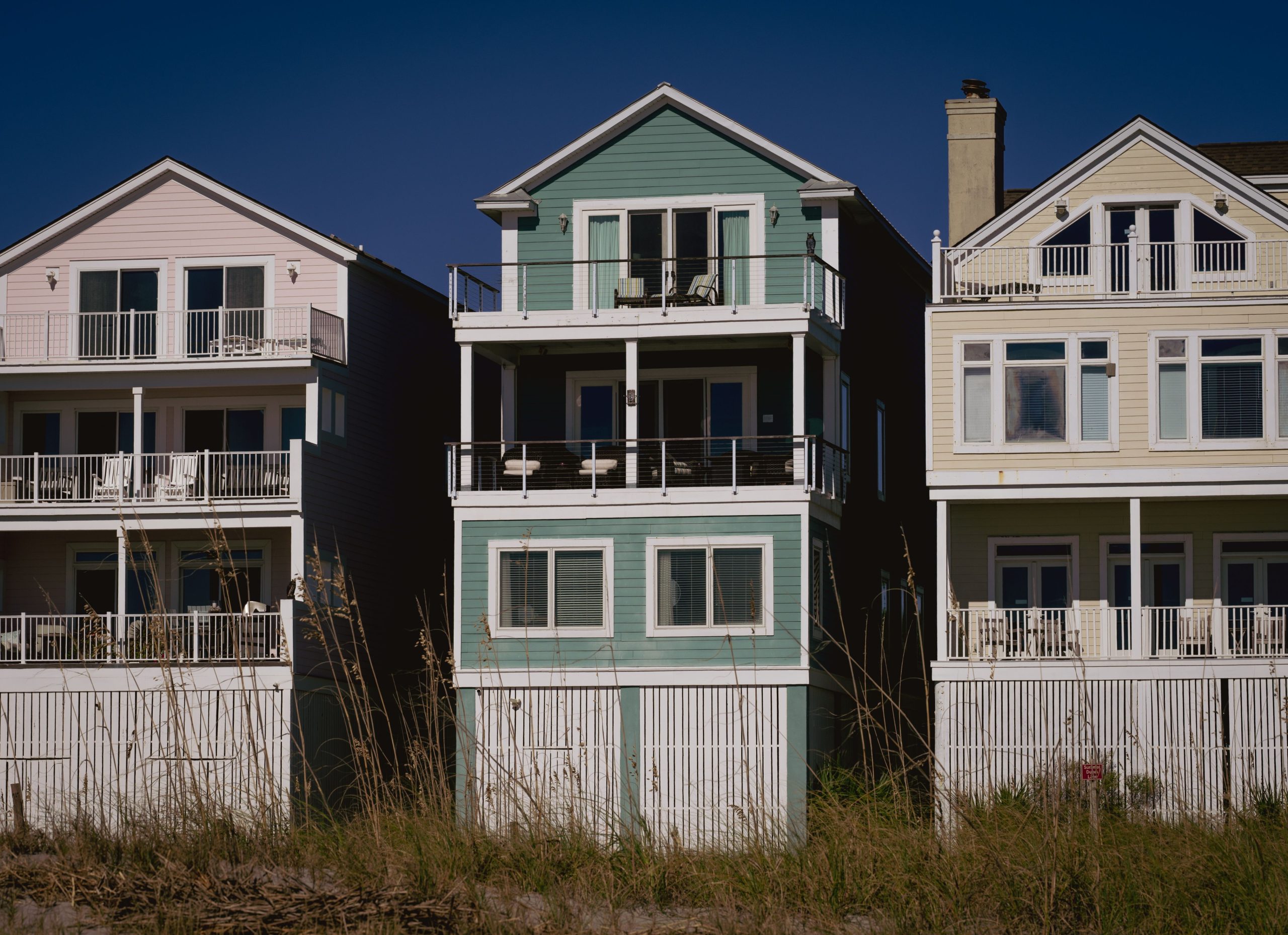 Maisons colorées côtières jour ensoleillé