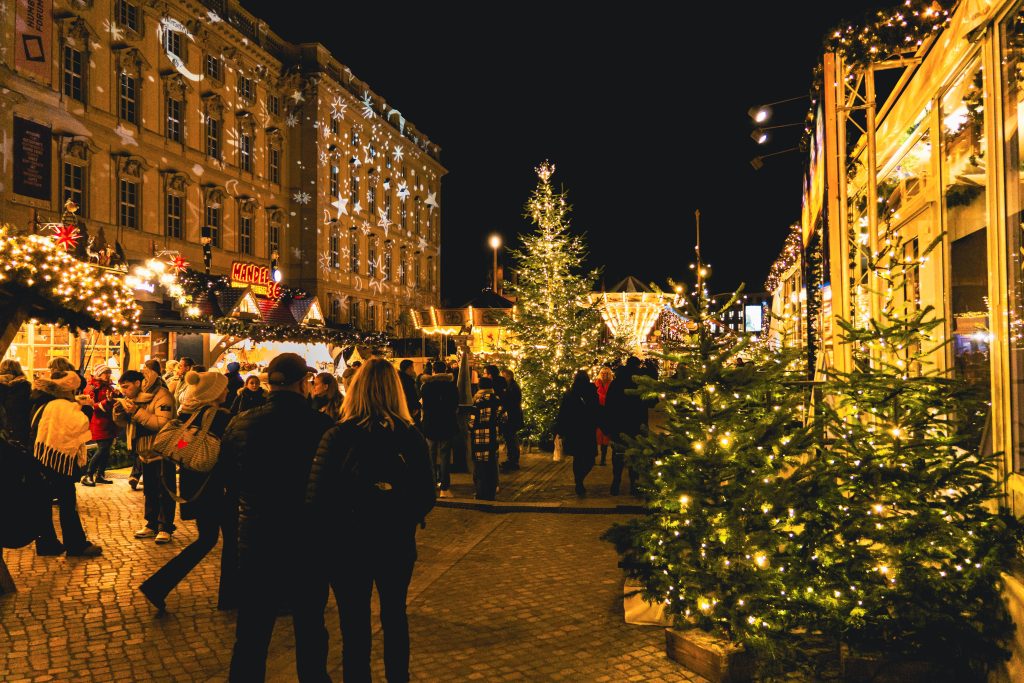 Marché de Noël illuminé avec foule festive