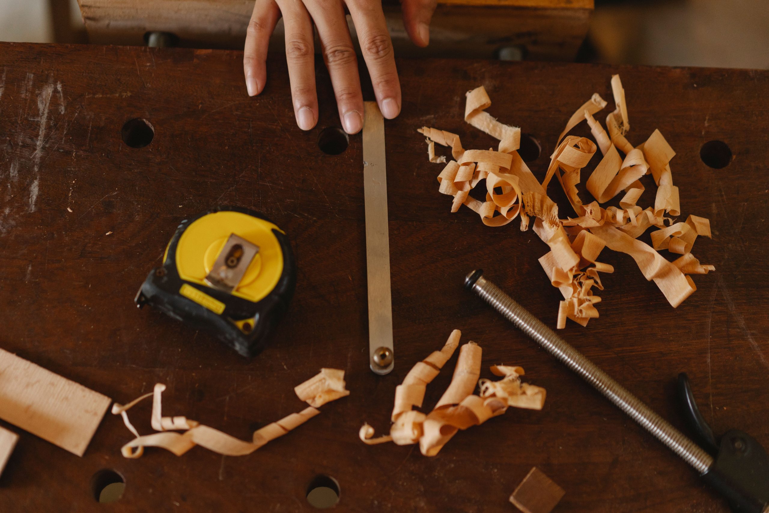 Menuisier avec outils et copeaux bois