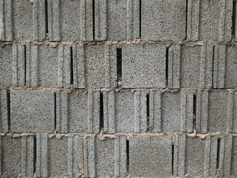 Gros plan texture mur parpaing gris brut