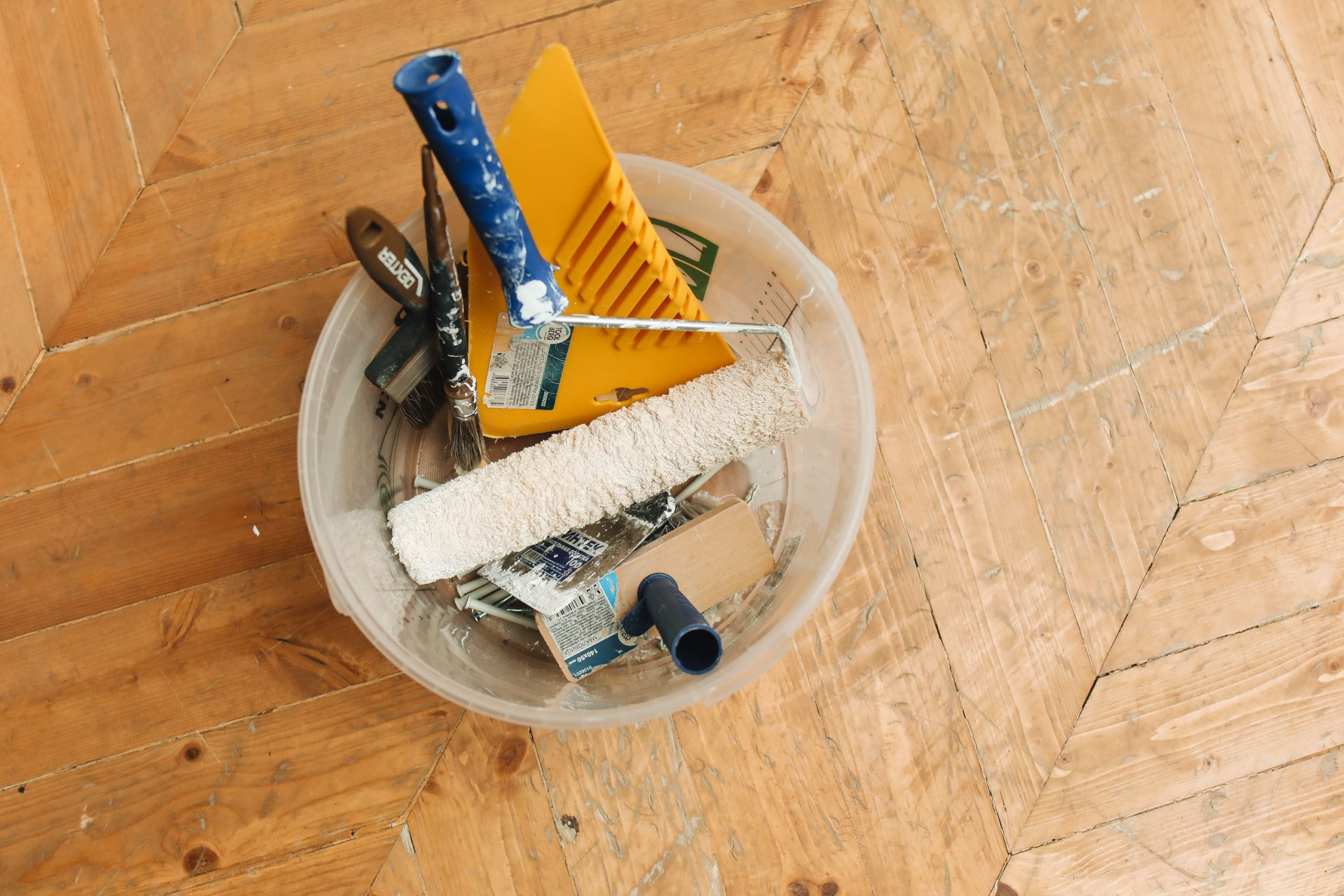 Outils rénovation terrasse dans seau bois