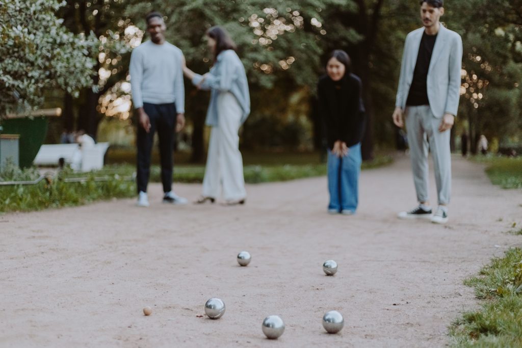 Amis jouant à la pétanque en plein air
