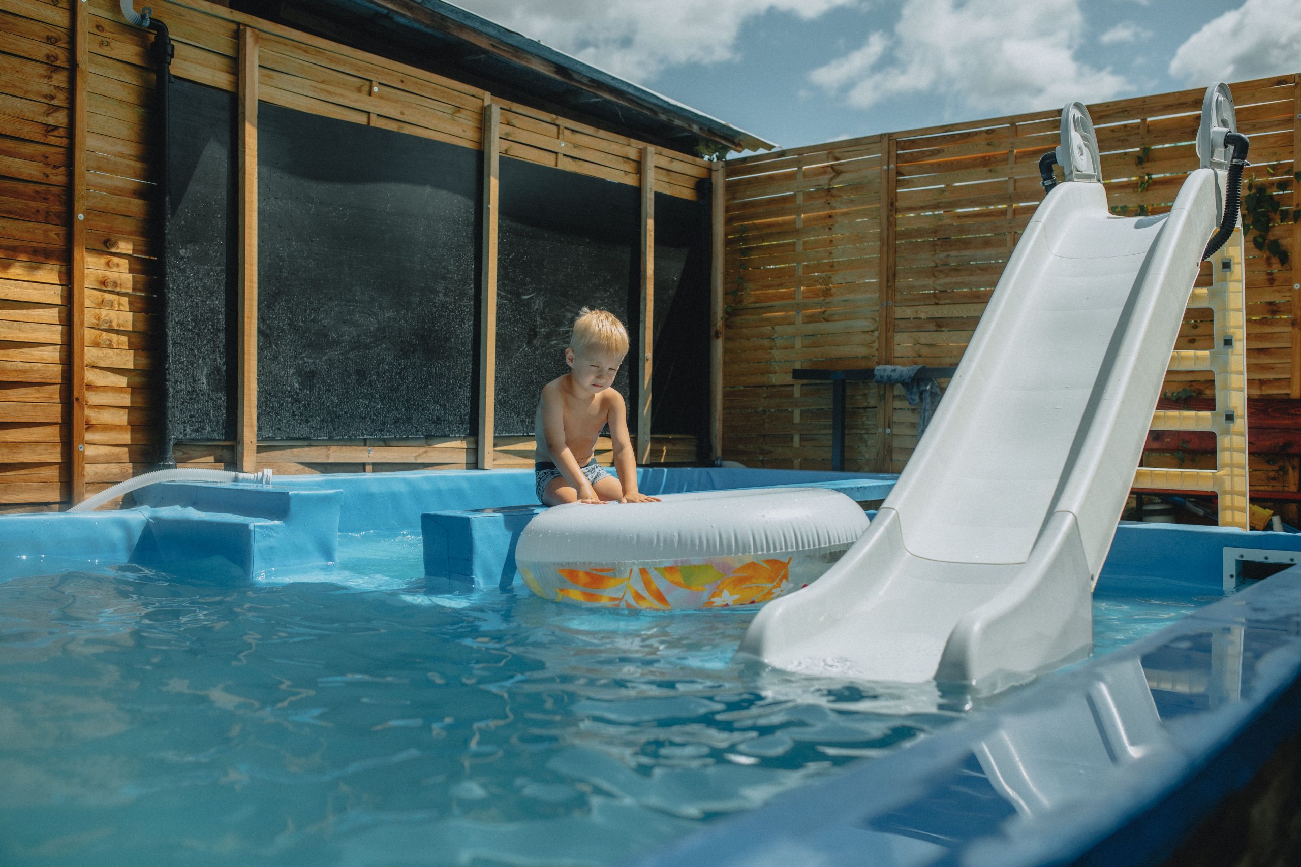 Enfant jouant dans piscine semi enterrée