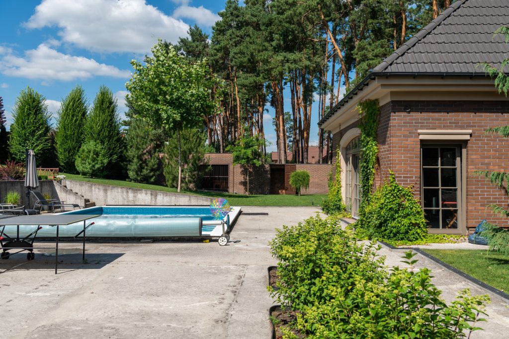 Maison avec piscine semi enterrée et verdure