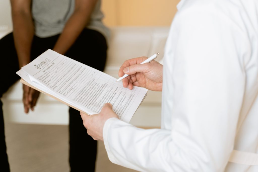 Professionnel de santé examine formulaire médical en consultation