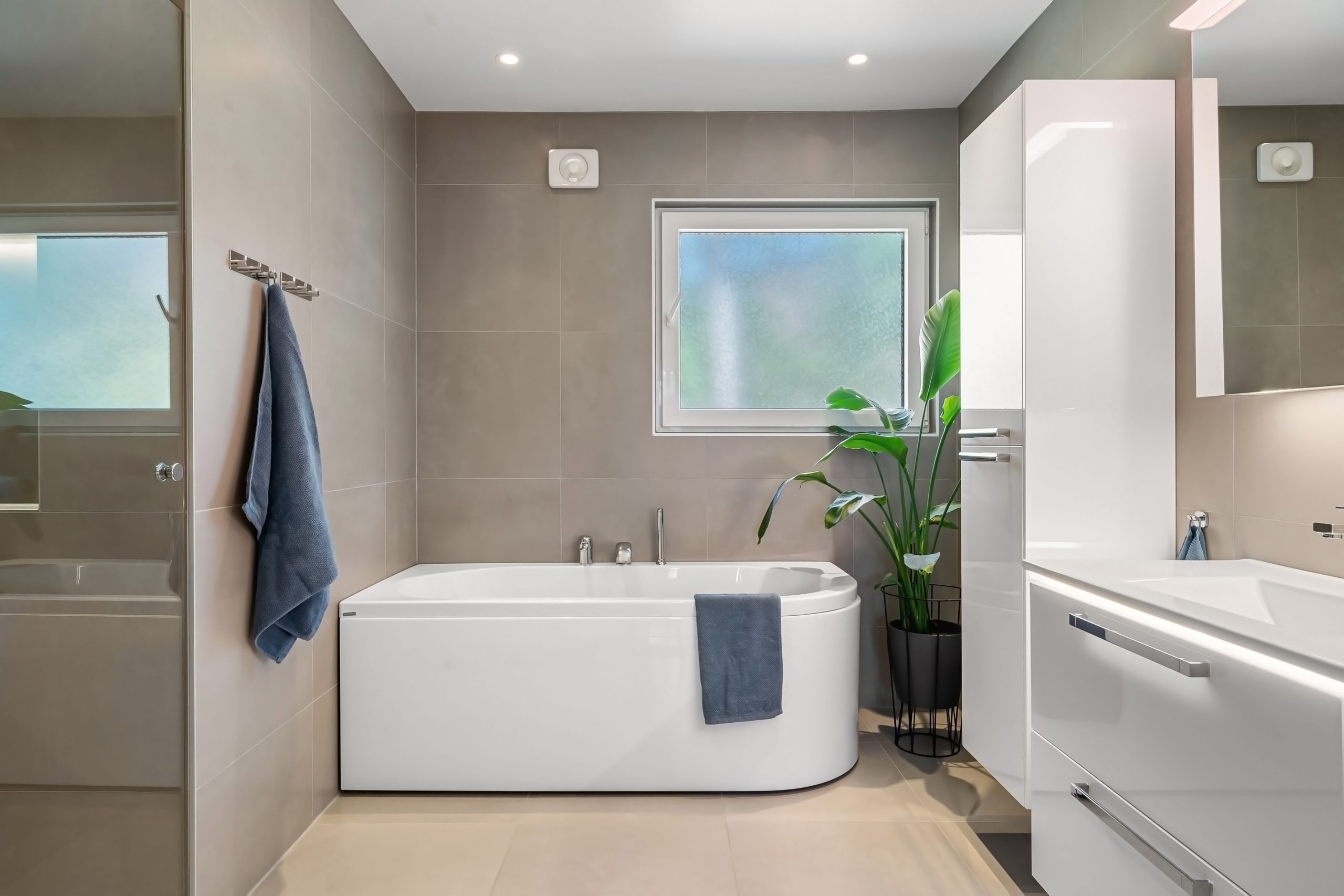 Salle bain moderne blanche baignoire carrelage