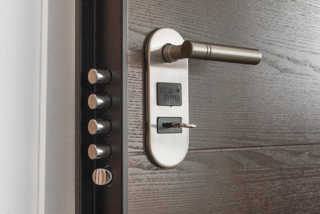 Poignée de porte et serrure avec clé insérée