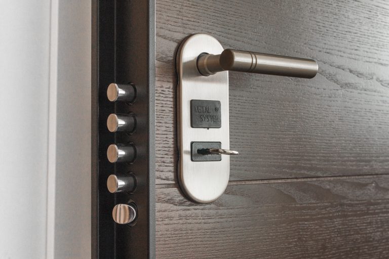 Poignée de porte et serrure avec clé insérée
