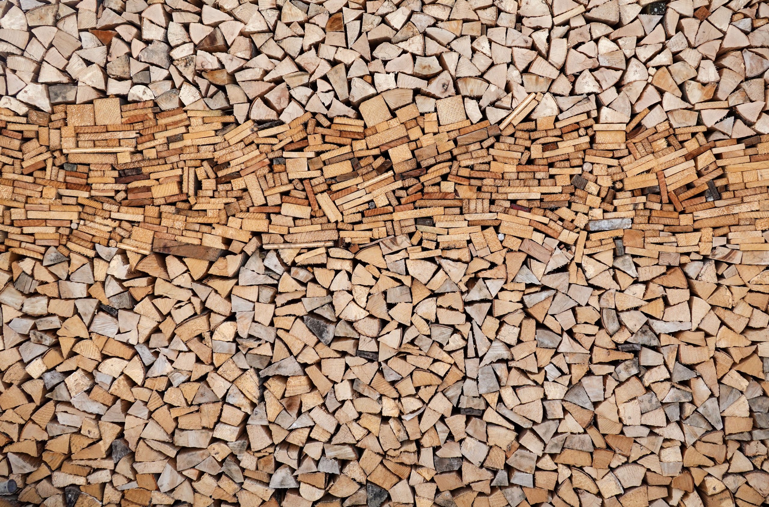 Grand tas de bois de chauffage organisé