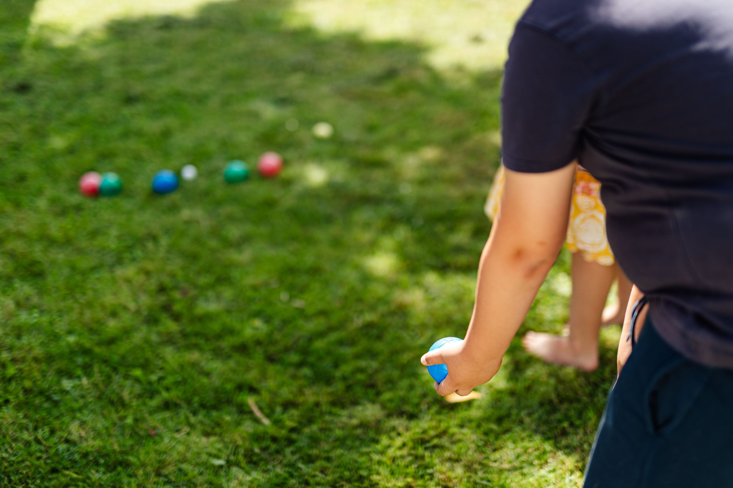 Père et fille jouent à la pétanque dehors