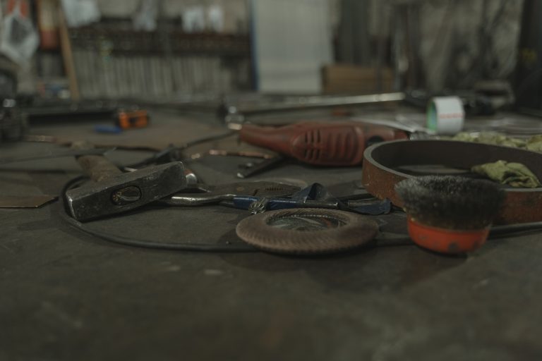 Sélection d'outils éparpillés sur établi
