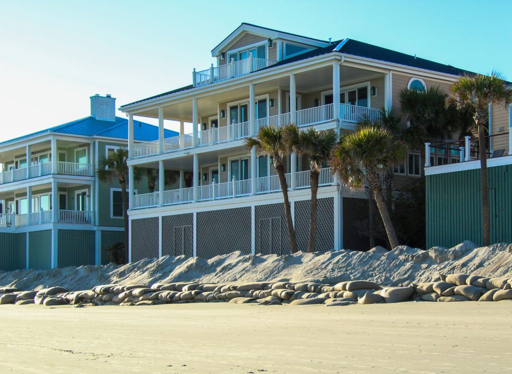 Villas modernes en bord de mer avec palmiers
