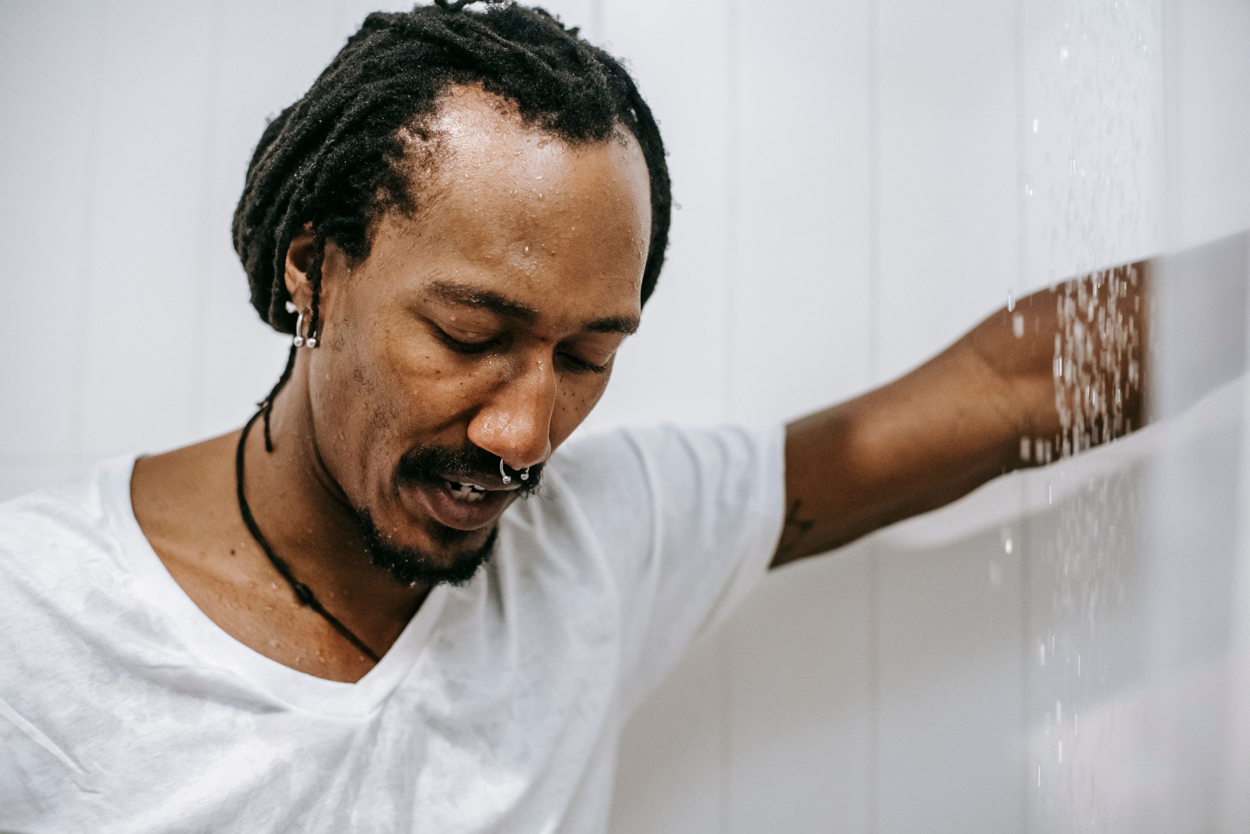 Homme frustré sous la douche avec faible pression