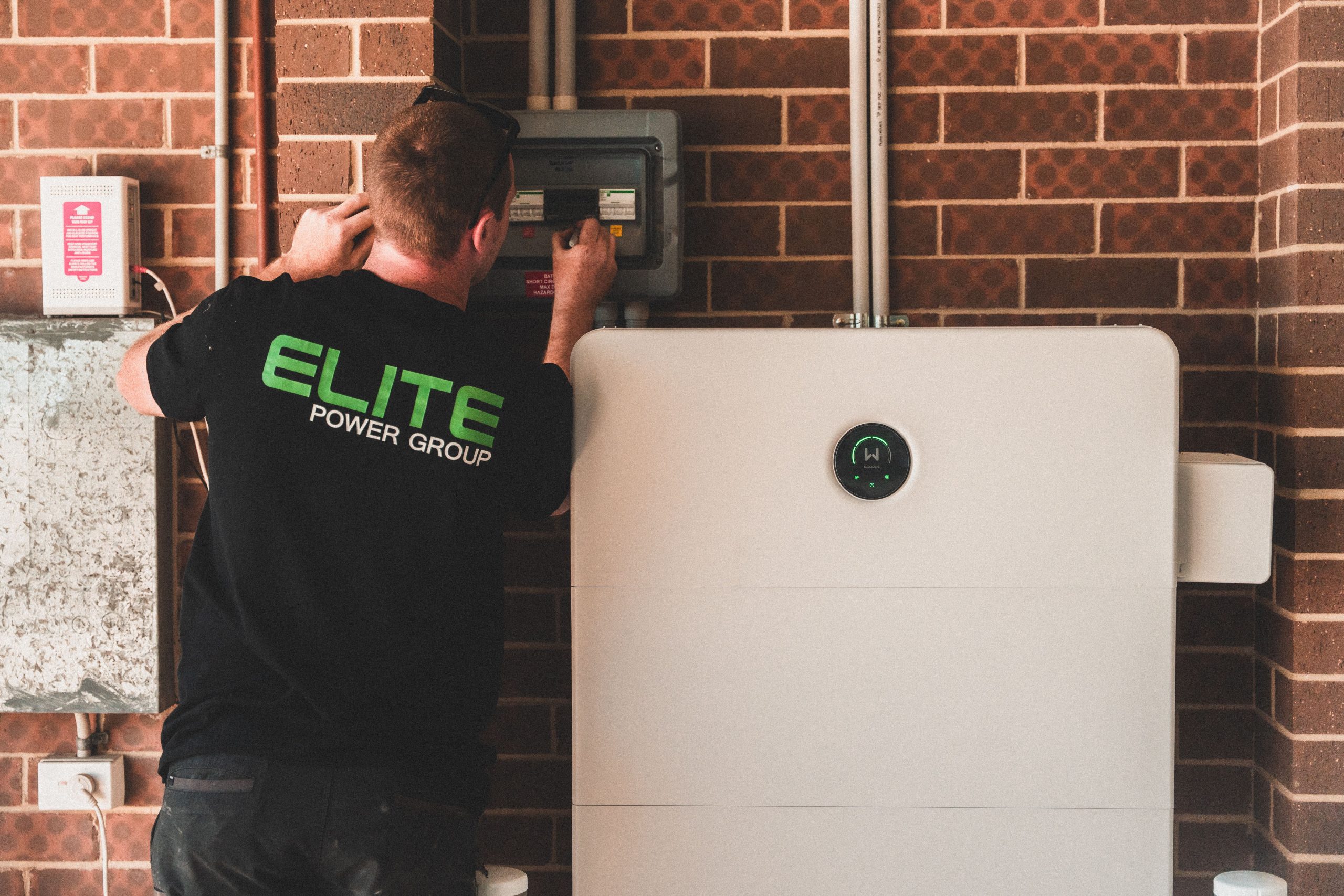 Électricien installant batterie stockage énergie domestique
