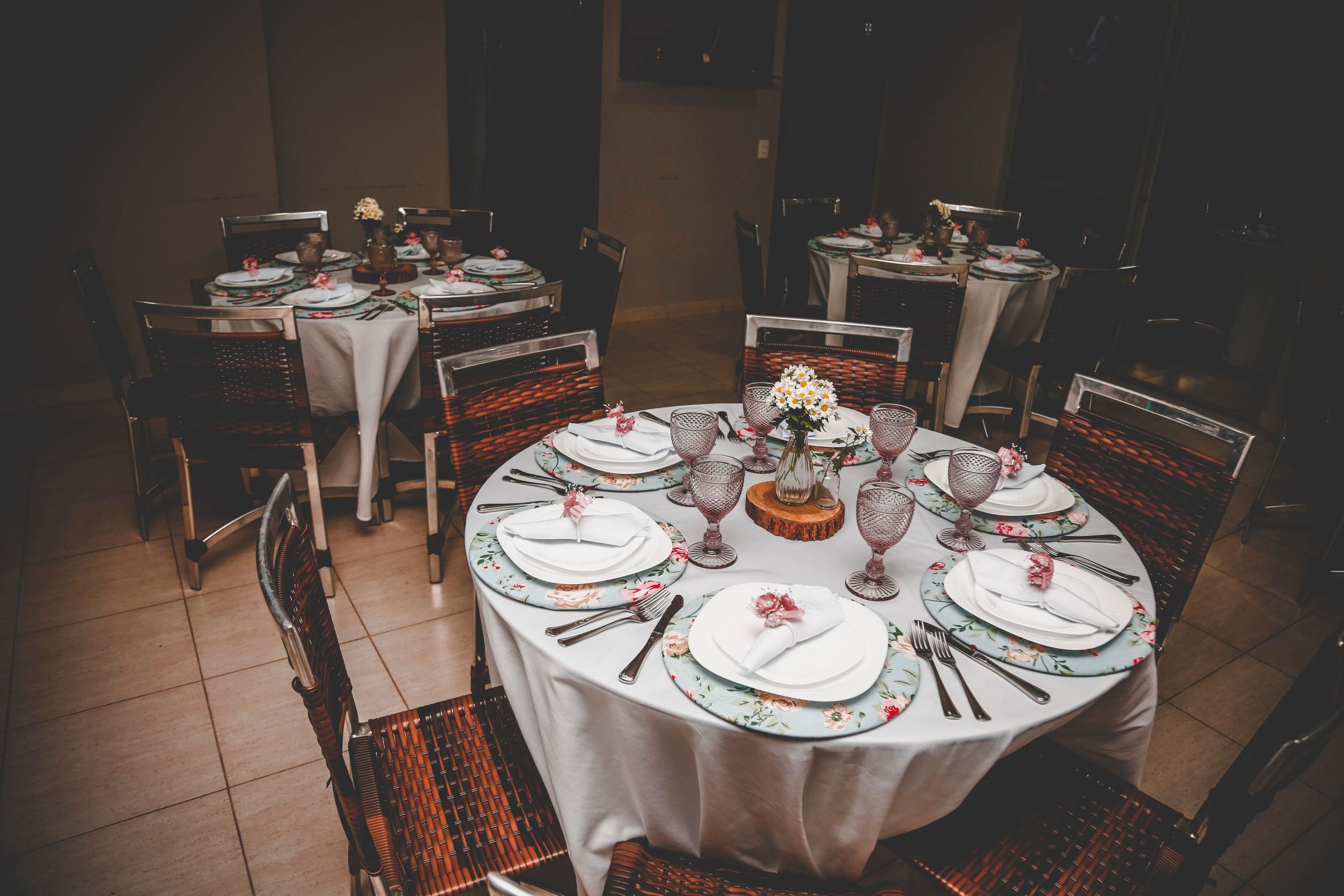 Tables de mariage décorées avec fleurs et assiettes