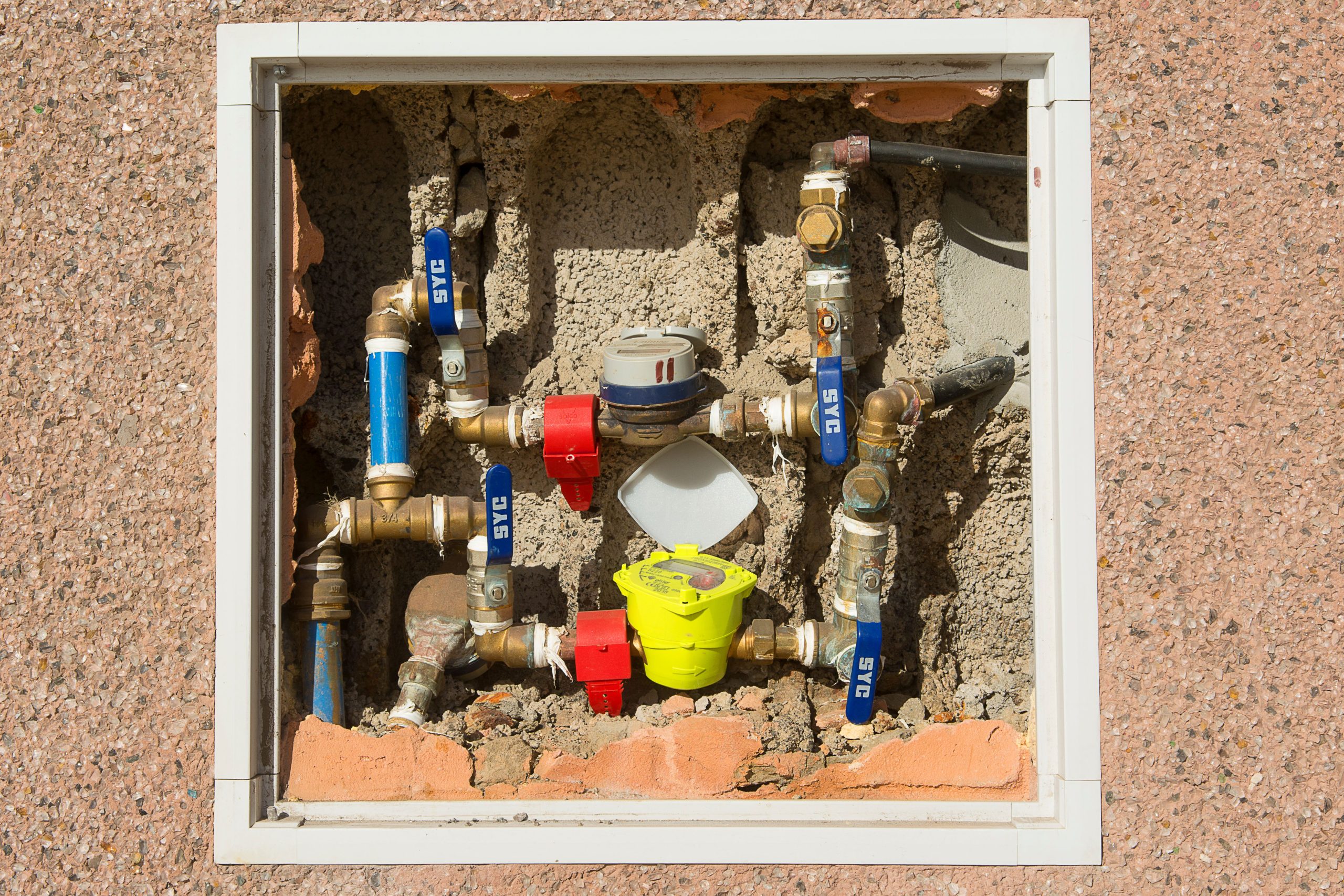 Compteur d'eau détaillé dans mur béton