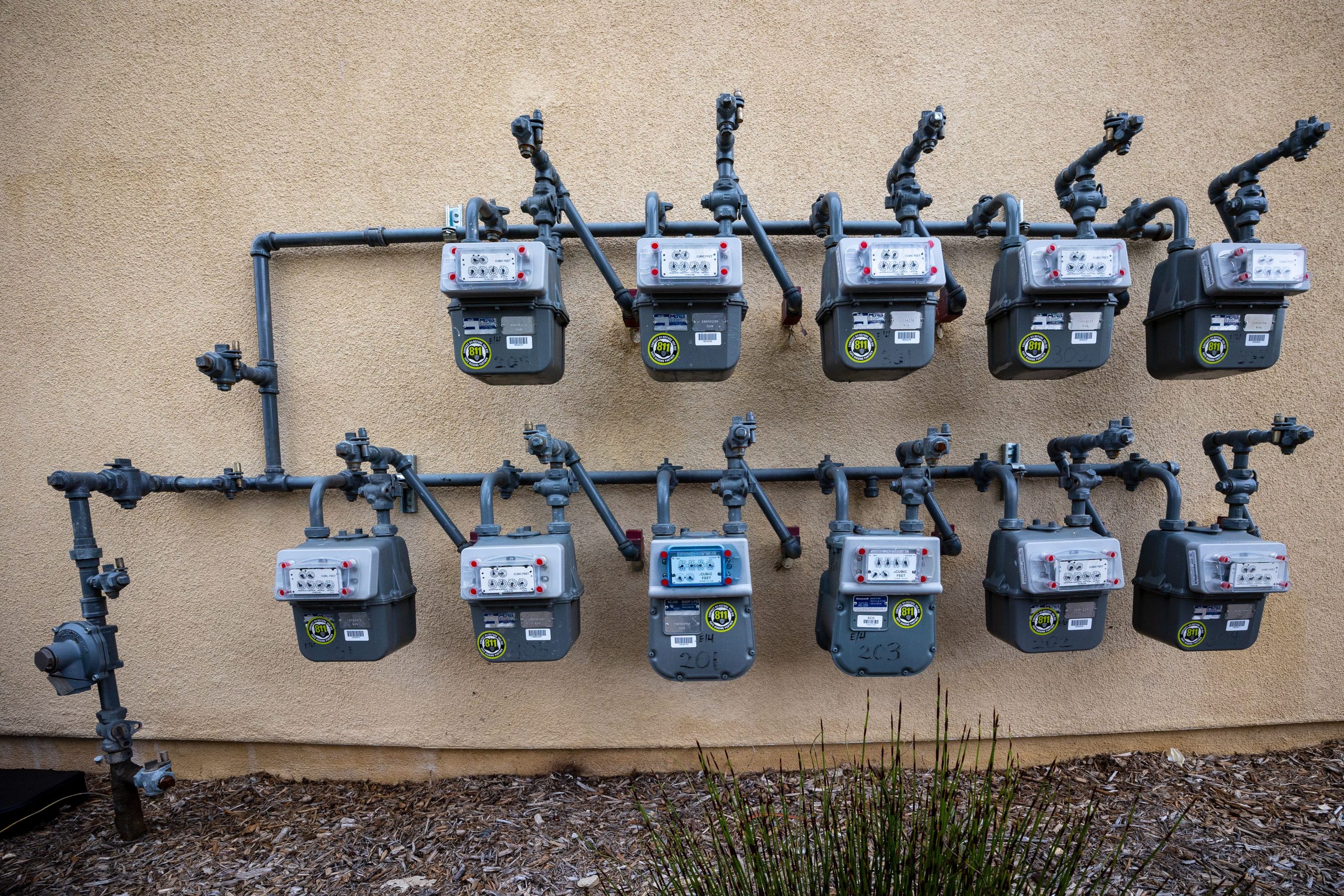 Compteurs gaz installation nette mur extérieur urbain